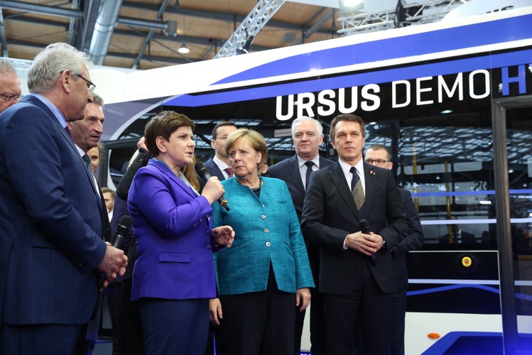 Kanclerz Niemiec Angela Merkel i polska premier Beata Szydło podczas zwiedzania stanowisk na międzynarodowych targach przemysłowych Hannover Messe 2017