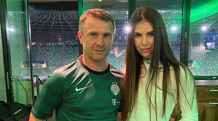 A Ferencváros vezetőedzője, Szehij Rebrov és felesége, Anna Rebrova pezsgővel koccintott a zöld-fehérek sikerére./ Fotó: Instagram