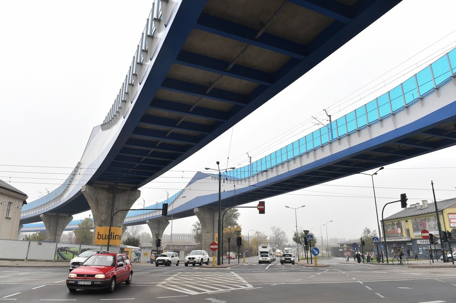 W pobliżu przystanku Kraków-Zabłocie wybudowano parking oraz drogę dojazdową, która łączy ulicę Lipową z ulicą Zabłocie. Na końcu ulicy Lipowej powstało rondo. Odnowione zostało przejście podziemne pomiędzy ulicami Kącik i Lipową. 