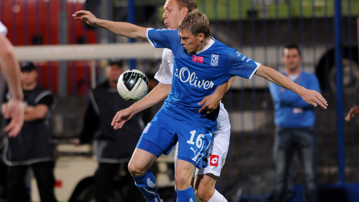 W spotkaniu 4. kolejki T-Mobile Ekstraklasy Lech Poznań pokonał na "własnym" boisku Ruch Chorzów 3:0 (2:0). Zwycięstwo gospodarzy pozwoliło im zachować pozycję lidera rozgrywek. Kolejorz pierwszy "domowy" mecz w sezonie 2011/2012 rozegrał na stadionie we Wronkach, obiekt w Poznaniu wciąż nie jest gotowy do przyjęcia zespołów Ekstraklasy.