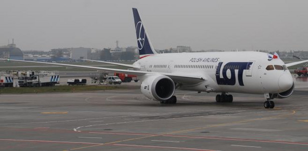 Boeing 787 Dreamliner uziemiony na lotnisku Chopina w Warszawie.