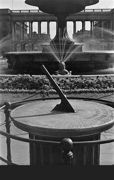 Warszawa, Ogród Saski Lata 1930-1938, Widoczny zegar słoneczny, w tle fontanna i kolumnada pałacu Saskiego. Ze zbiorów Muzeum Przypkowskich w Jędrzejowie.