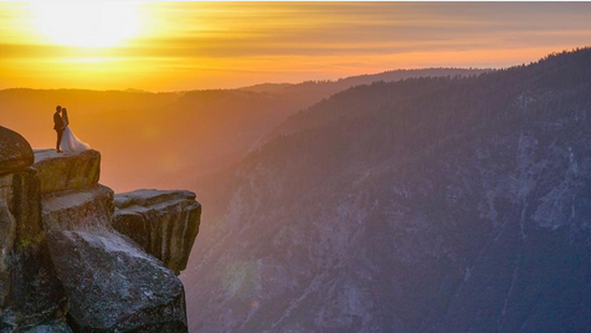 Fotograf amator z Honolulu próbuje rozwikłać zagadkę pary, którą ostatnio udało mu się przez przypadek sfotografować w Parku Narodowym Yosemite, w Kalifornii. Mężczyzna starał się uchwycić przepiękny zachód słońca, jednak na jego fotografii znalazł się ktoś jeszcze.