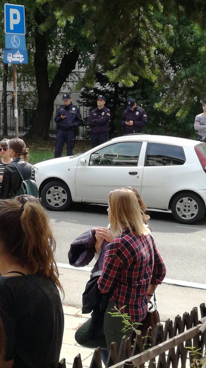 Policija ispred Stomatološkog fakulteta