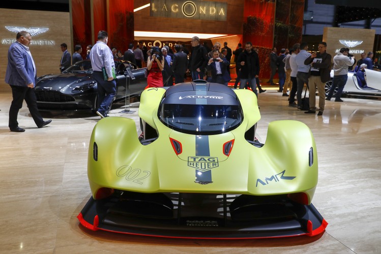 Cena: 3,2 mln dol.

Ten hybrydowy model wykonany jest z włókna węglowego, ma drzwi otwierające się do góry oraz wyjmowaną kierownicę, która ułatwia wsiadanie do auta.