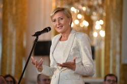 I wtedy wchodzi ONA, cała na biało... Agata Duda idealna na gali Lodołamacze 2017