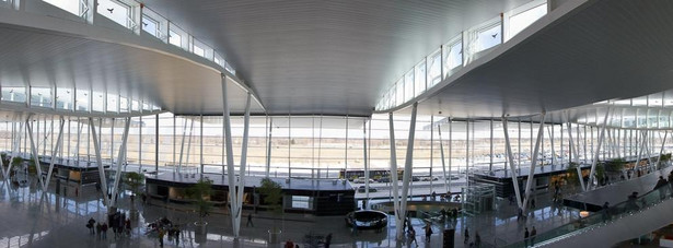 Lotnisko we Wrocławiu widziane z zewnątrz (u góry) oraz w środku (u dołu). Fot. Marcin Szpak, materiały Portu Lotniczego Wrocław