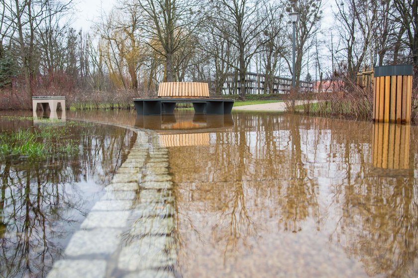 Zalany nowy plac zabaw w parku Wodziczki