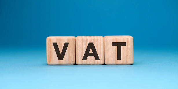 Czy świadczenie pieniężne za zapewnienie noclegu i wyżywienia uchodźcom z Ukrainy podlega opodatkowaniu VAT?