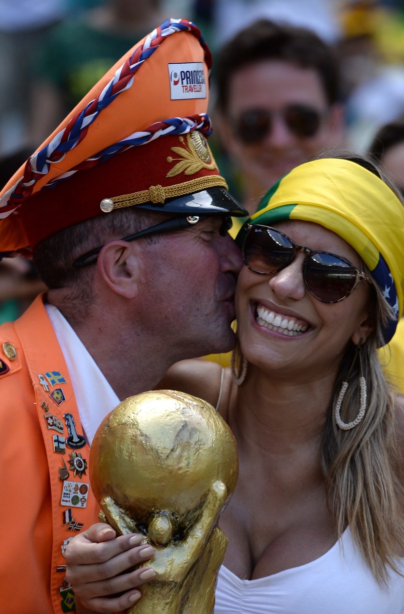 Piękna Brazylijka przyniosła szczęście Holandii. "Oranje" w ćwierćfinale ZDJĘCIA