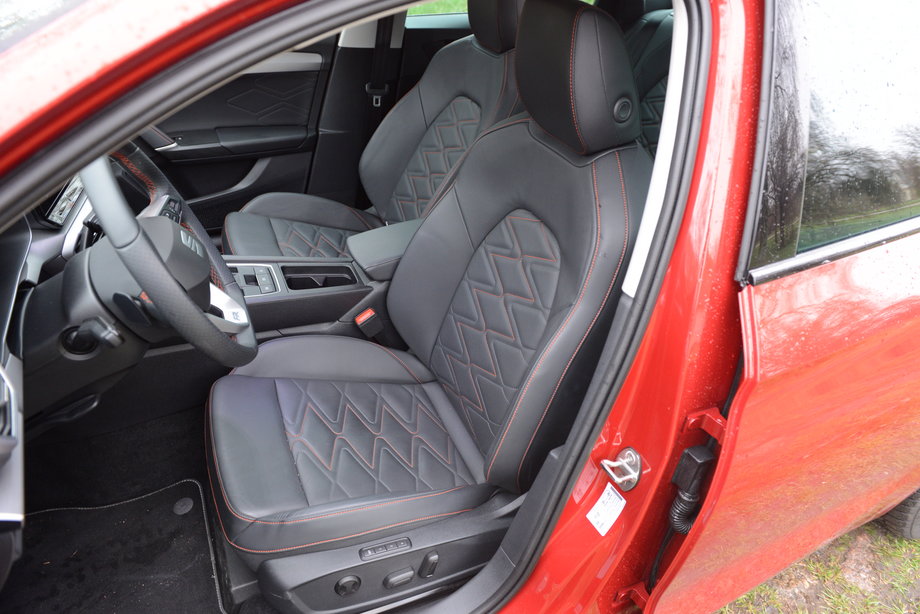 Seat Leon Kombi w wersji FR ma wygodne, starannie ukształtowane fotele z siedziskiem i oparciem, które dobrze trzymają, nawet w trakcie dynamicznej jazdy.