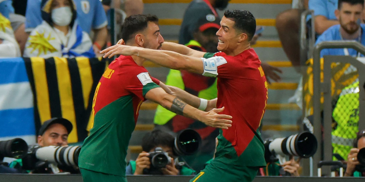 Bruno Fernandes i Cristiano Ronaldo po golu strzelonym Urugwajowi. 