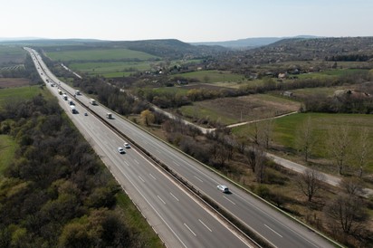 Halálos áldozata is van az M1-es autópályán szerda délután történt balesetnek