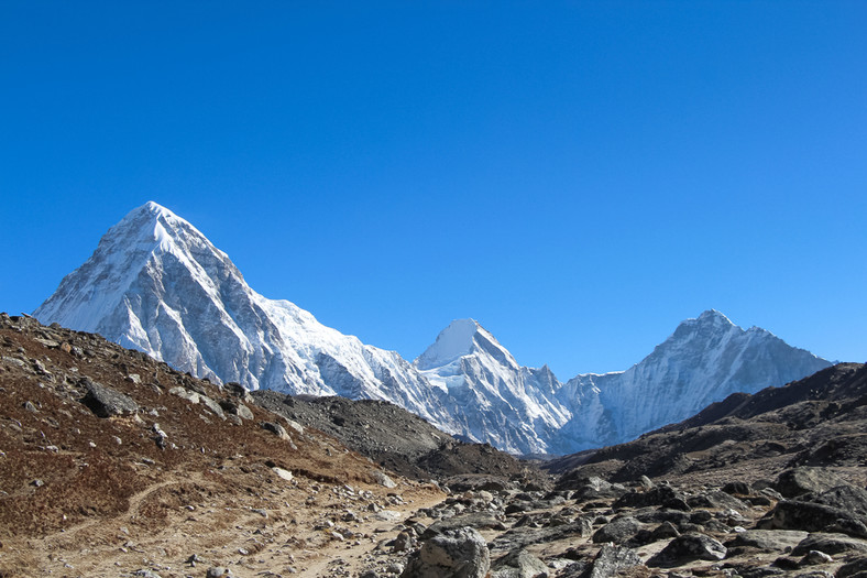Trasa do obozu bazowego Everest w pobliżu lodowca Khumbu. W tle widoczne są szczyty górskie Pumori, Lungtren i Khumbutse (P)