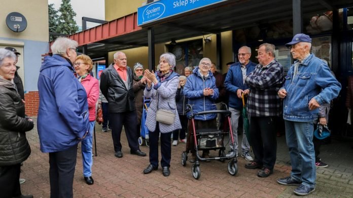 Protest przed zamykanym sklepem