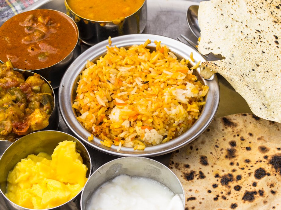 Thali, tradycyjne hinduskie danie składające się z kilku elementów, podawane niemal wszędzie i dużo częściej niż znana w Europie tikka masala (kurczak w sosie). Thali podaje sie zwykle w metalowych miseczkach na tacy lub tradycyjnie na liściu bananowca