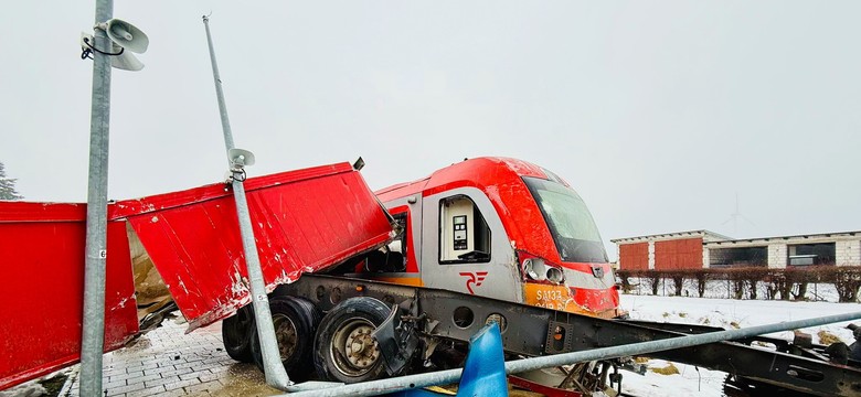 Zderzenie ciężarówki z pociągiem. Kierowca w ostatniej chwili uniknął śmierci