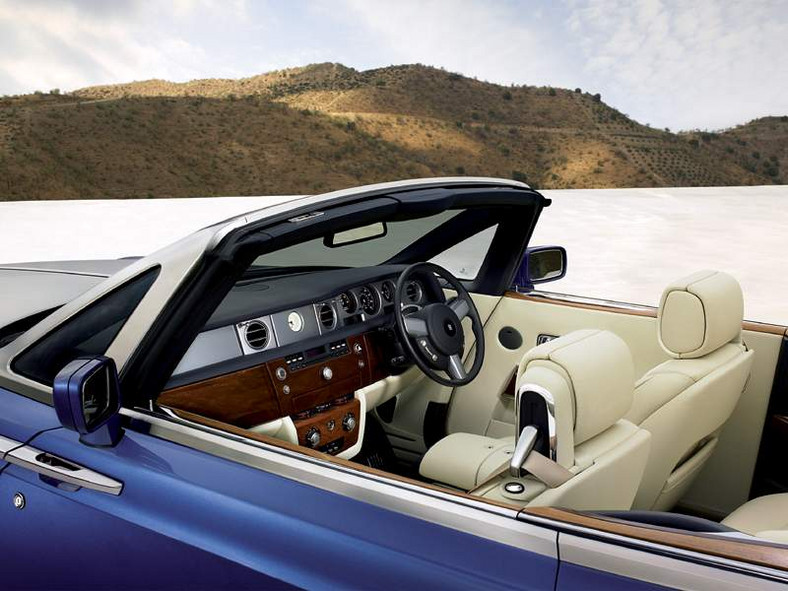 Rolls-Royce Phantom Drophead Coupe – boulevard cruiser (video)