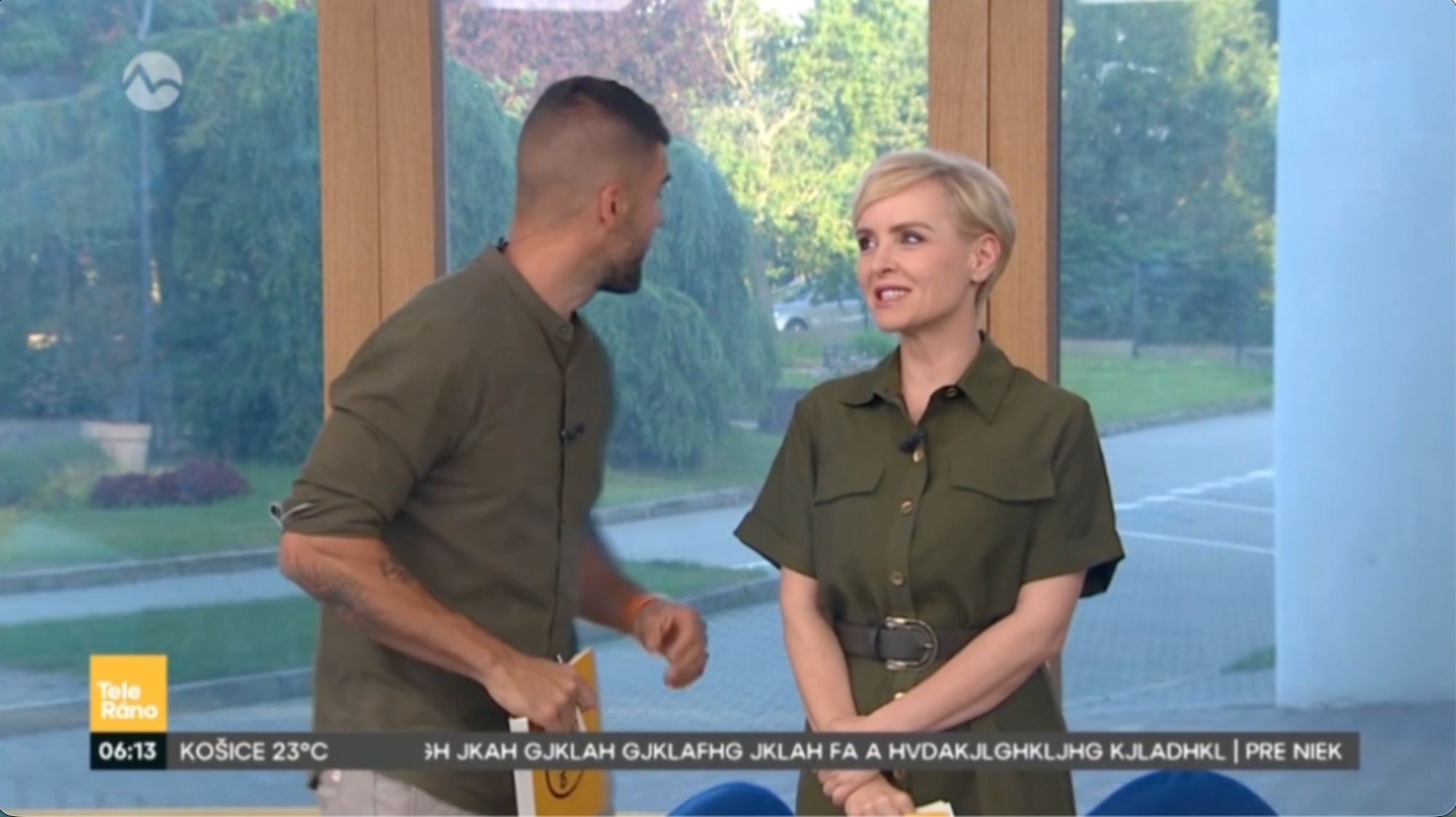 Kvetka Horváthová spevom pobavila aj kolegu Tomáša Juríčka.