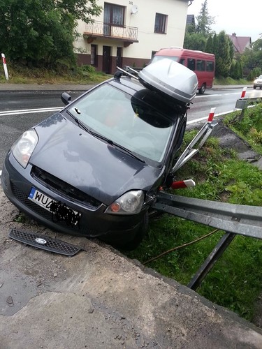 Samochód rozbity na pechowym zakręcie