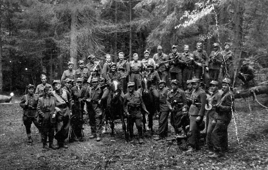 Grupa sztabowa zgrupowania „Ognia” nad Przełączą Borek w Gorcach latem 1946 r. „Ogień” z żoną stoi po lewej stronie.