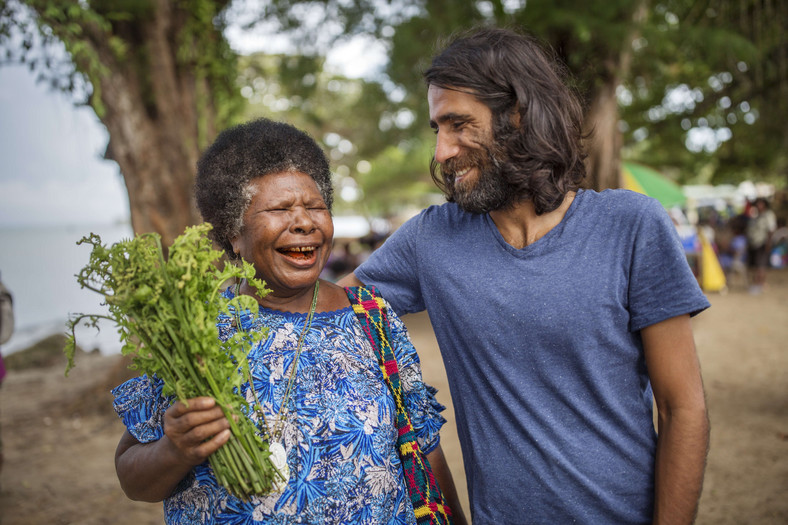 Behrouz Boochani z kobietą z okolicy obozu dla uchodźców Manus Regional Processing Centre