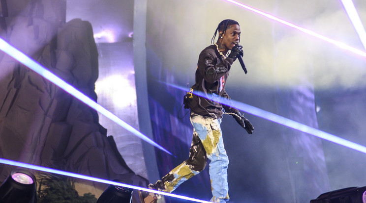 Travis Scott amerikai rapper fellép a Texas állambeli Houstonban rendezett Astroworld nevű zenei fesztiválon 2021. november 5-én. A koncerten a tömeg megindult a színpad felé, legkevesebb nyolcan meghaltak és sokan megsérültek. Sajtóhírek szerint a tömegben többeket agyontapostak, 25 embert szállítottak kórházba, másokat pedig a helyszínen láttak el / Fotó: MTI/AP/Houston Chronicle/Jamaal Ellis