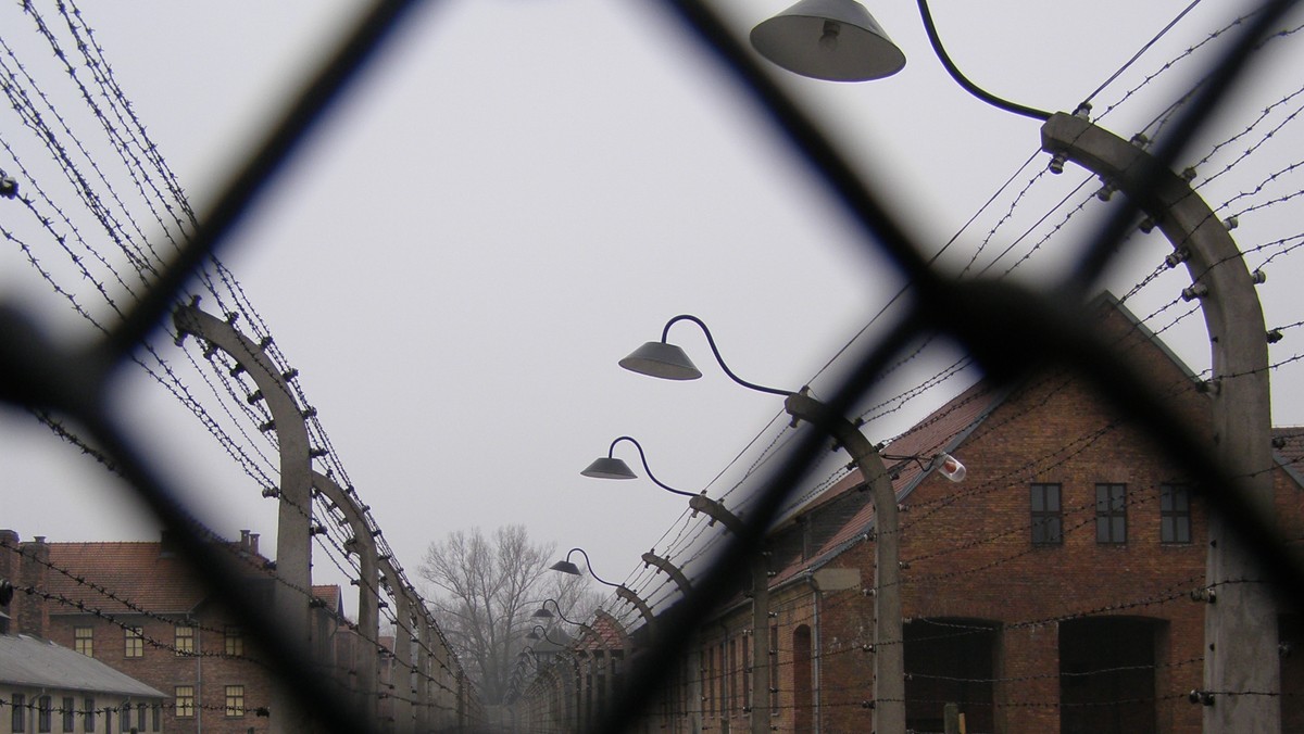 Dyrektor Państwowego Muzeum Auschwitz-Birkenau dr Piotr M.A. Cywiński i dyrektor Muzeum Holokaustu w Waszyngtonie Sara Bloomfield podpisali w stolicy USA umowę wypożyczenia około tysiąca przedmiotów pochodzących ze zbiorów oświęcimskiego Muzeum.