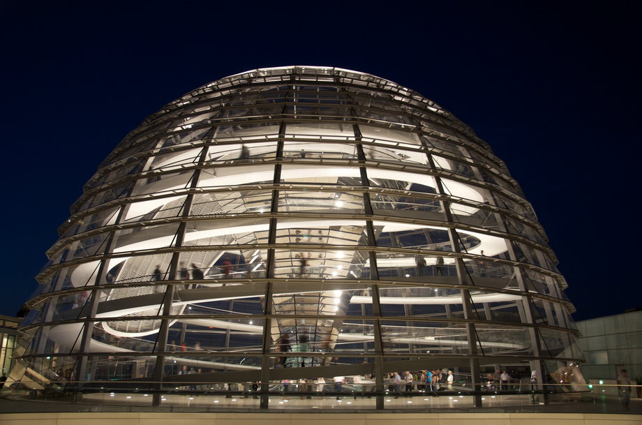 Ze szklanej kopuły Reichstagu można oglądać panoramę centrum, dzielnicę rządową i najważniejsze budynki
