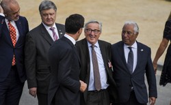 Chwiejny krok podczas szczytu NATO, teraz Juncker tłumaczy: Miałem skurcz nogi [WIDEO]