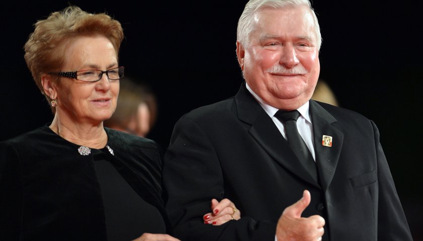 Tusk całuje Wałęsę w rękę 