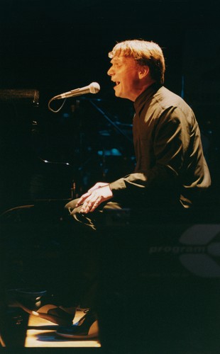 Grzegorz Ciechowski podczas koncertu z okazji 1000 Wydania Listy Przebojów Programu 3 (2001)