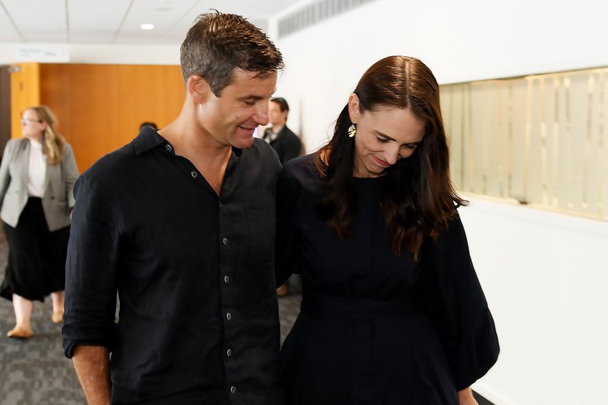 Clarke Gayford i Jacinda Ardern po ogłoszeniu swojej dymisji, 19 stycznia 2023 r.