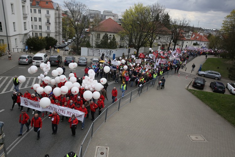Protest nauczycieli rozpoczął się o godzinie 11:00 na parkingu przed Torwarem w Warszawie.