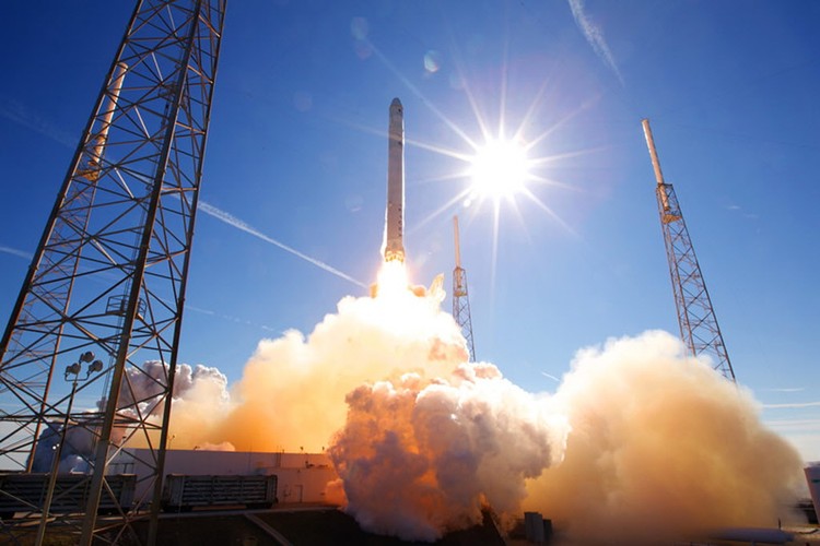 SpaceX zostało założone przez Eona Muska. Firma działa w branży przemysłu kosmicznego. Strategicznym kierunkiem rozwoju firmy jest budowa silników rakietowych i rakiet nośnych oraz statków kosmicznych, w tym także załogowych. Kluczem do realizacji planów ma być znaczne zmniejszenie kosztów wynoszenia ładunku na orbitę. Przede wszystkim, SpaceX projektuje i buduje serie tanich rakiet orbitalnych Falcon. Wartość SpaceX to 4,8 mld dol. Na zdj.: próba rakiety przygotowanej przez SpaceX