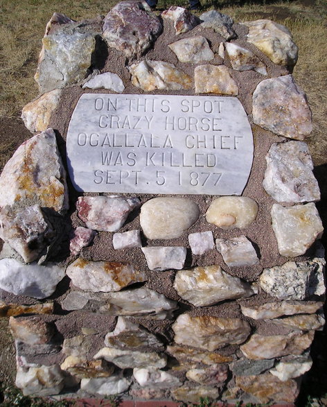 Tablica upamiętniająca miejsce i datę śmierci Szalonego Konia (fot. Patrickdf, CC BY-SA 3.0)
