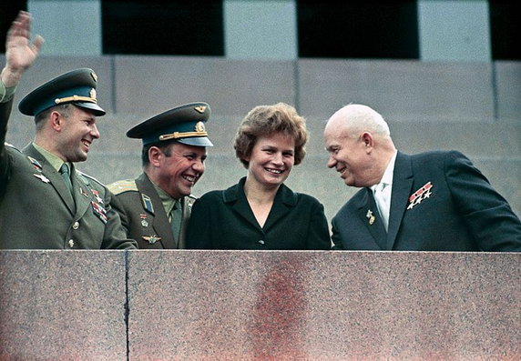 Kosmonauci: Jurij Gagarin, Pawło Popowicz i Walentina Tierieszkowa (pierwsza kobieta w kosmosie) i radziecki przywódca z lat 1953-1964 Nikita Chruszczow.