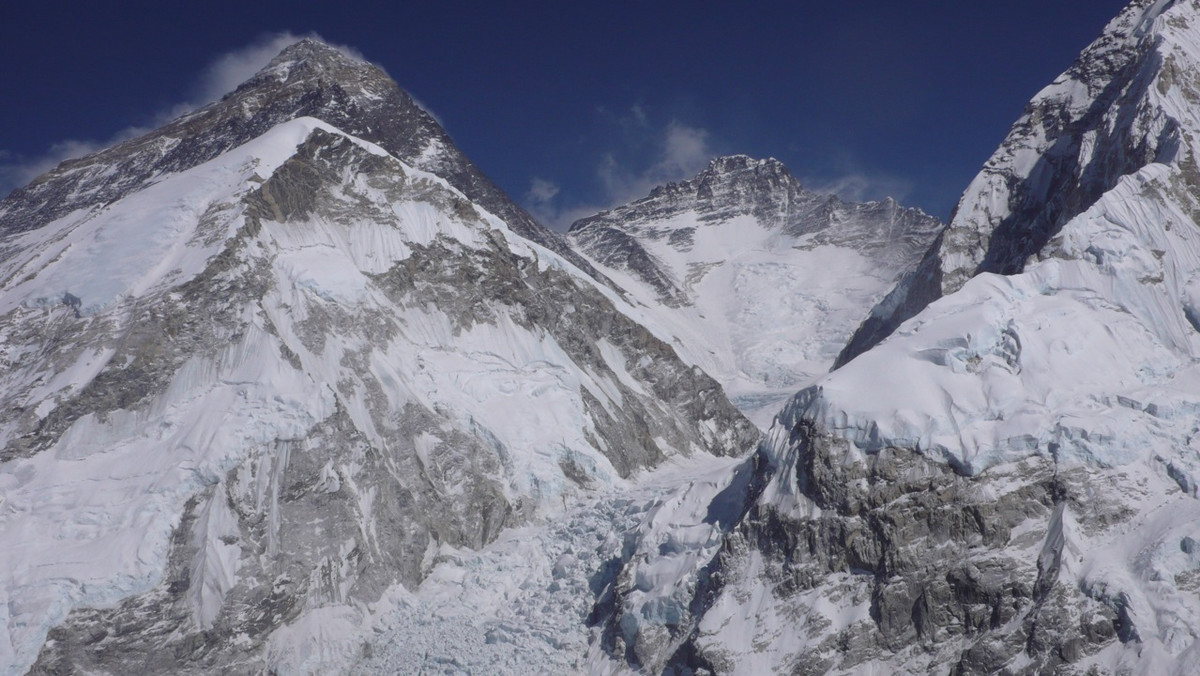 Kinga Baranowska szykuje się wraz z łodzianinem Pawłem Michalskim do ataku na czwarty szczyt świata - Lhotse (8516 m). Jak poinformowała PAP zdobywczyni siedmiu ośmiotysięczników, warunki na górze są jeszcze zbyt trudne, by podjąć decydujący atak.