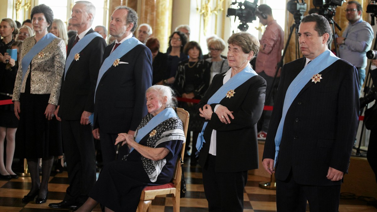 W trakcie uroczystej ceremonii w Sali Balowej Zamku Królewskiego w Warszawie odznaczenia otrzymali Irena Szewińska, Michał Lorenc, Michał Kleiber, Wanda Półtawska, Zofia Romaszewska i Bronisław Wildstein. – Dziękuję w imieniu RP za całe Wasze wybitne życie – z punktu widzenia państwa i służby społeczeństwu –  powiedział prezydent do wyróżnionych.