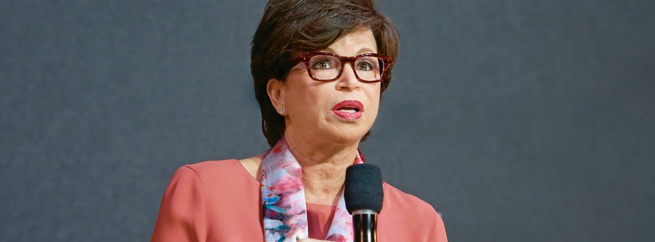 Valerie Jarrett – była starszym doradcą prezydenta Baracka Obamy w latach 2009--2017.Nadzorowała Biura ds. Zaangażowania Publicznego i Spraw Międzyrządowych. Pełni funkcję prezesa zarządu Civic Nation i współprzewodniczącej The United State of Women. Zasiada w zarządach Walgreens Boot Alliance, Inc., Ralph Lauren Corporation, Lyft, Inc., Sweetgreen, Ariel Investments, The John F. Kennedy Center for Performing Arts, Sesame Street Workshop i Economic Club of Chicago, a także w radzie doradczej Goldman Sachs One Million Black Women Advisory Board. Jarrett otrzymała również liczne nagrody i tytuły honorowe, w tym nagrodę „TIME” „100 najbardziej wpływowych ludzi”.