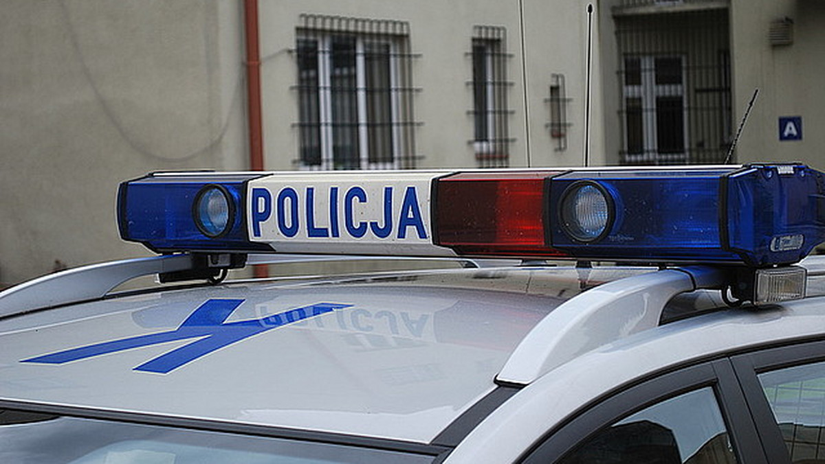 Policja pod nadzorem prokuratury wyjaśnia okoliczności wypadku samochodowego, do którego doszło w piątek w nocy w Czernikówku k. Torunia. Przedmiotem dochodzenia jest też śmierć mężczyzny, którego zwłoki odnaleziono w pobliskiej miejscowości.