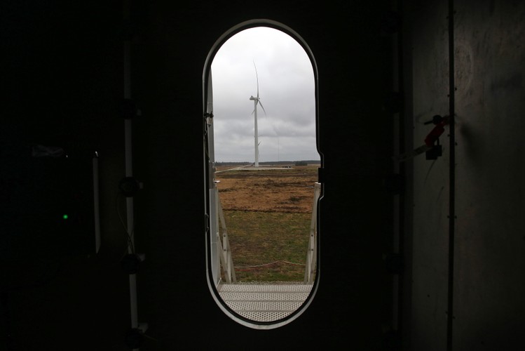 Średnia moc jednej turbiny zainstalowanej w Europie w ubiegłym roku to 4,1 MW. To o 28 proc. więcej niż 2010 roku. W 2020 średnia moc jednej turbiny powinna wynieść 6,8 MW – przewiduje Tom Harries, analityk z Bloomberg New Energy Finance. Jak dodał, że niemiecki Siemens zdradził niedawno, że pracuje nad turbiną o mocy 10 MW.