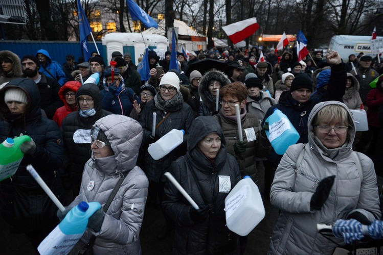 Kiedy w budynku parlamentu prezydent Andrzej Duda wygłaszał orędzie przed Zgromadzeniem Narodowym, przed gmachem zebrała się grupa osób, protestujących przeciw ustawom o Sądzie Najwyższym i Krajowej Radzie Sądownictwa.