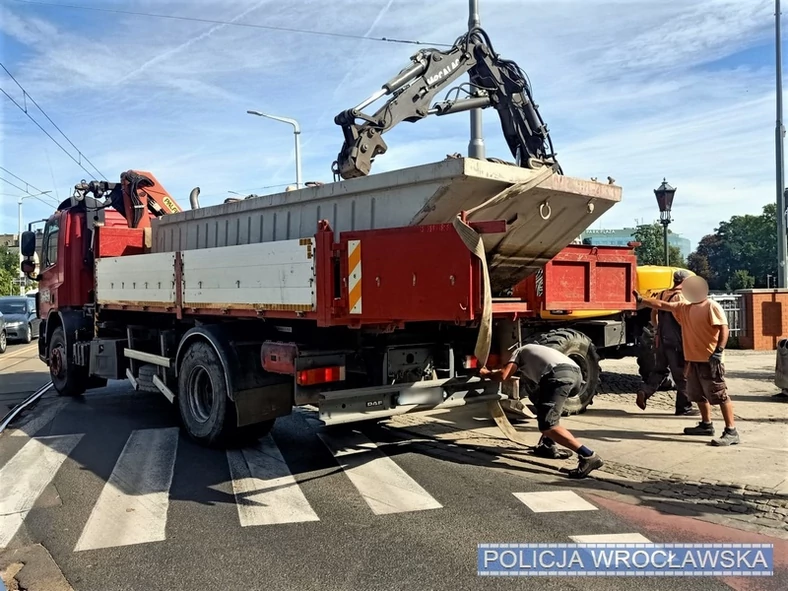 stalowa barka spada na ulicę