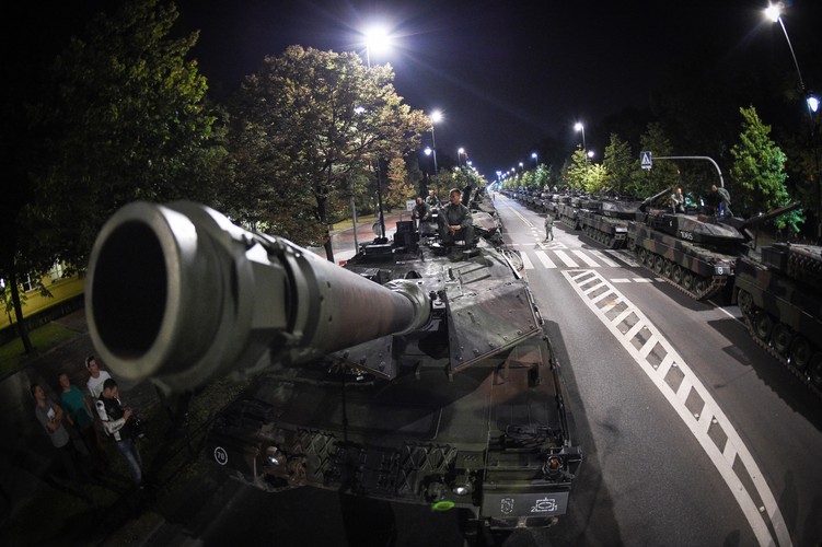 Próba generalna przed defiladą z okazji święta Wojska Polskiego, w nocy z 11 na 12 bm.  (ukit) PAP/Jacek Turczyk