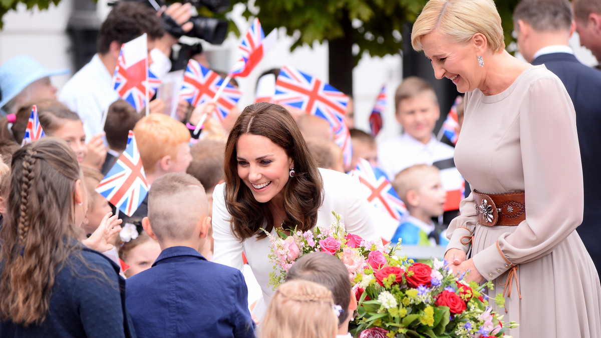 W poniedziałek księżna Kate i książę William spędzili miły dzień w towarzystwie Andrzeja Dudy i pierwszej damy Agaty Kornhauser-Dudy. Spacerując książęca para zatrzymała się przy grupie nastolatków z brytyjskimi flagami. Księżna Kate bardzo chciała nauczyć się jednego słowa po polsku.
