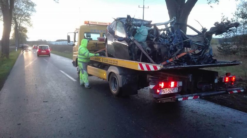 Samochód rozpadł się na kawałki. Zginął 27-latek z Poznania