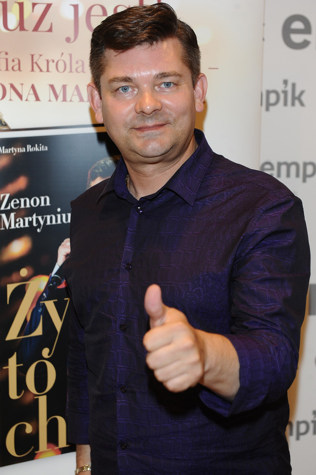 Zenon Martyniuk podpisuje swoją książkę