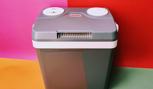 Autozubehör für Sommer: Kühlbox, belüftete Sitzbezüge, Getränkehalter & Co.