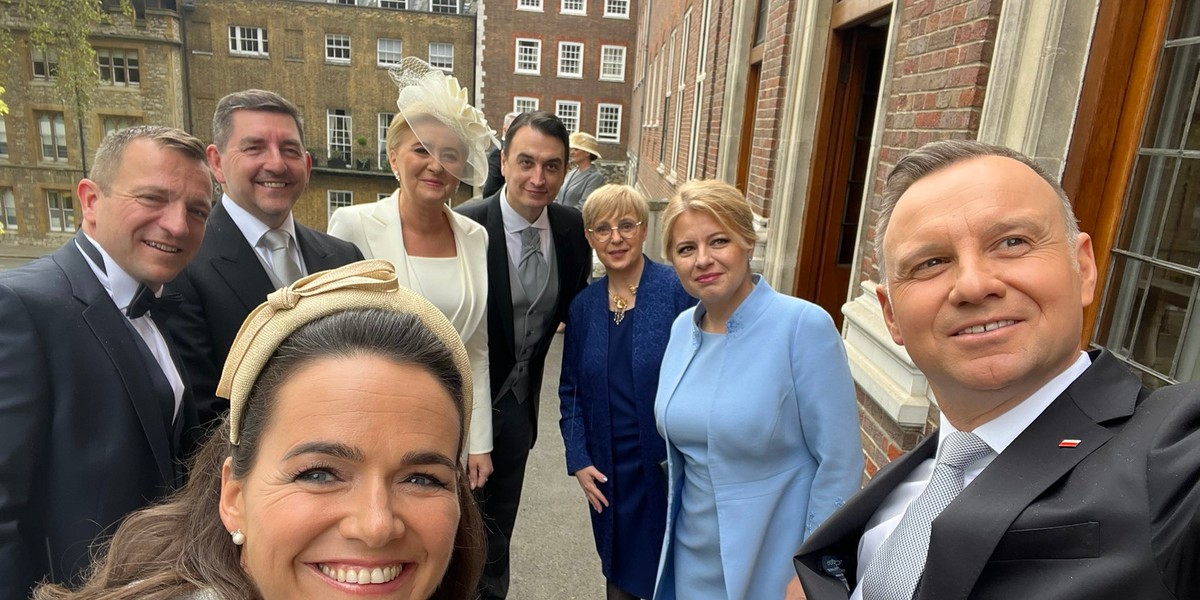 Andrzej Duda i Katalin Novák robią sobie selfie.